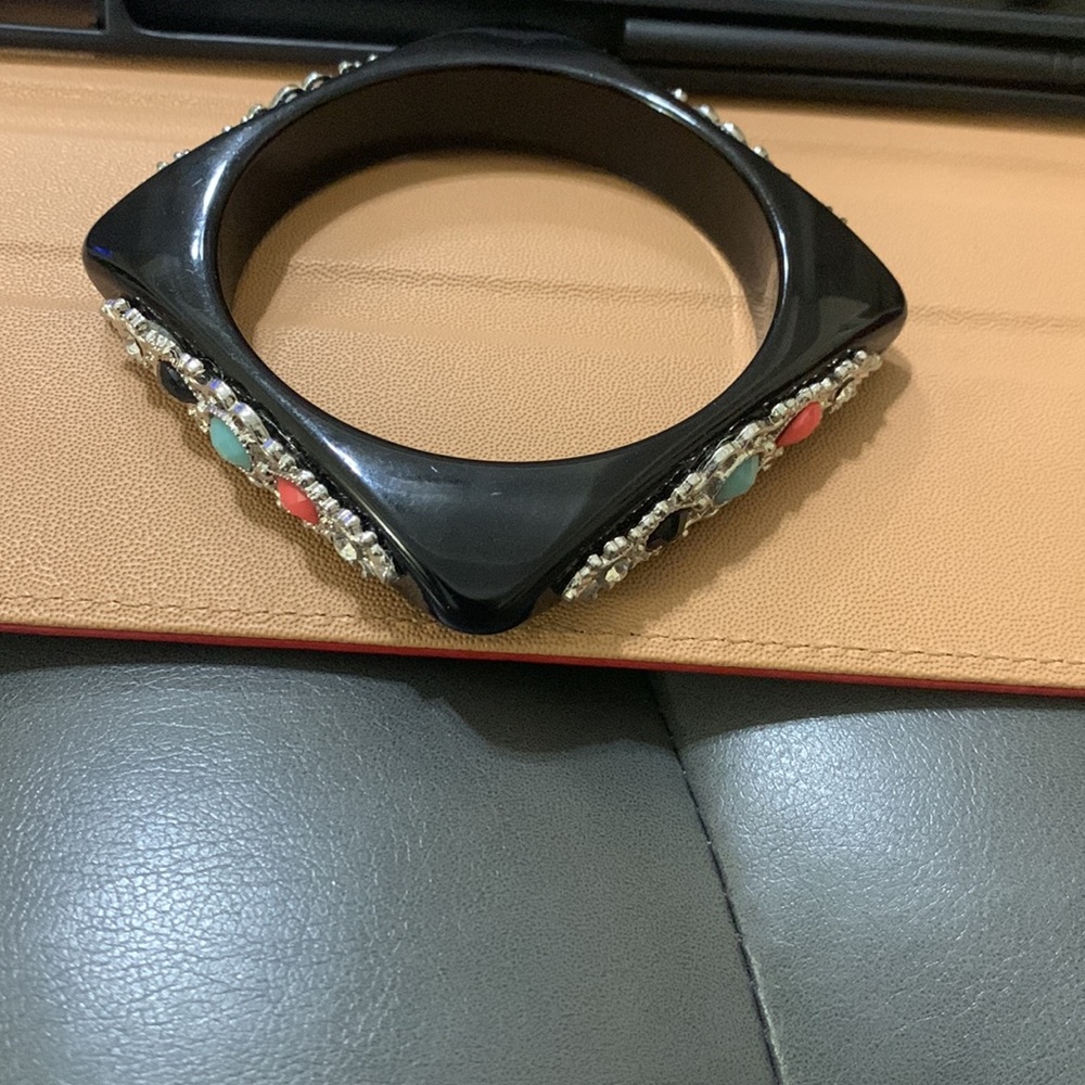 🤩Eye-catching Black Acrylic Square Bracelet - Picture 2 of 3